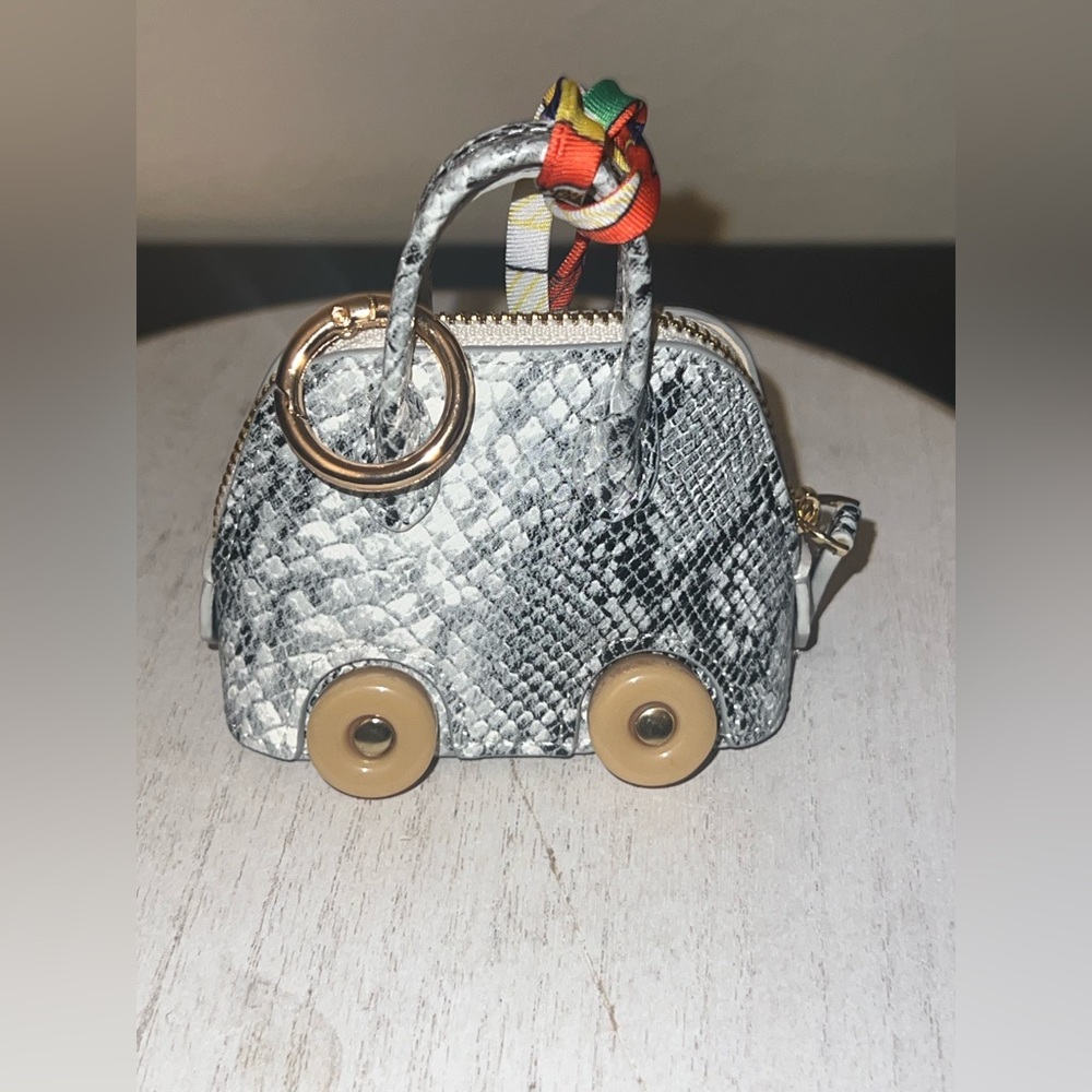 Silver Snake-Print Key &‎ Card Holder with Beige Wheel Accents